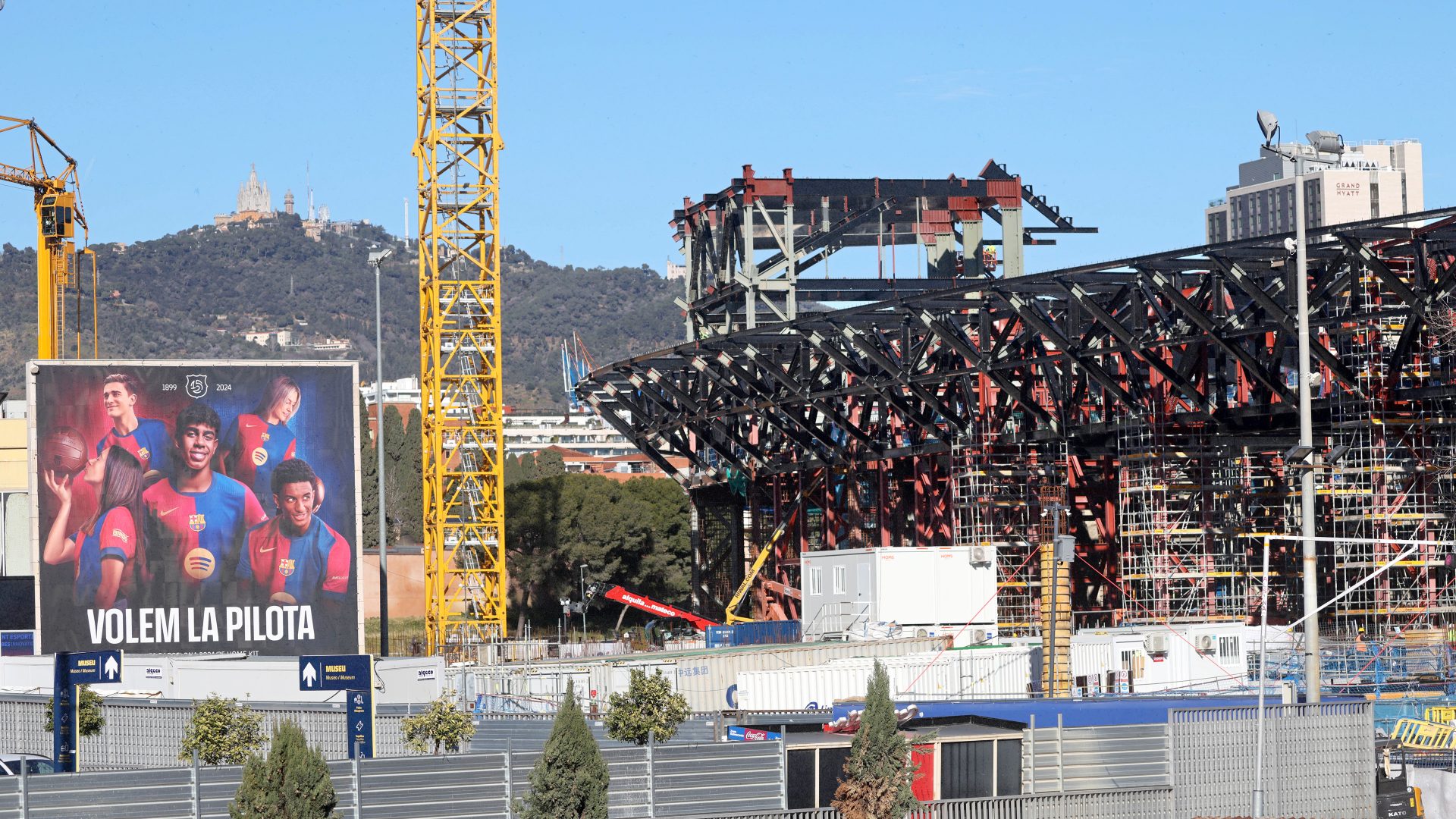 At the Spotify Camp Nou, the construction work on the third tier is already visible. Photo: Joan Valls/Urbanandsport /NurPhoto via Getty Images